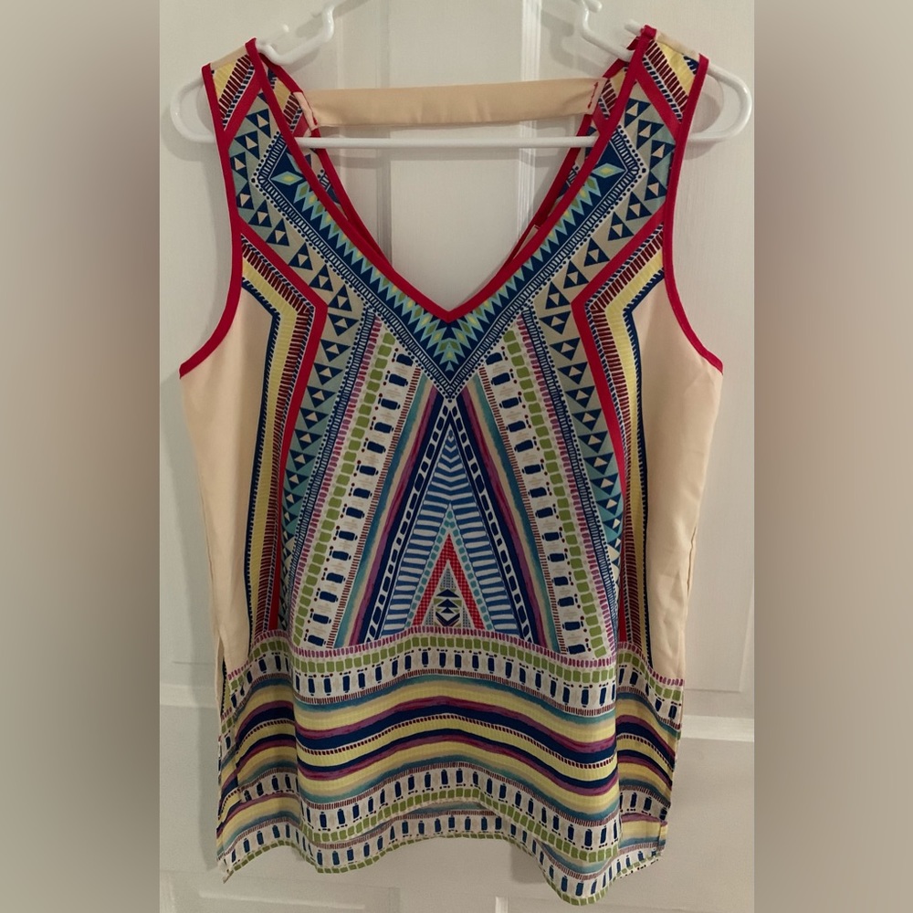 BO BEL BOHO AZTEC COLORFUL PRINT DOUBLE
V NECKLINE SLEEVELESS HI LO BLOUSE SZ M